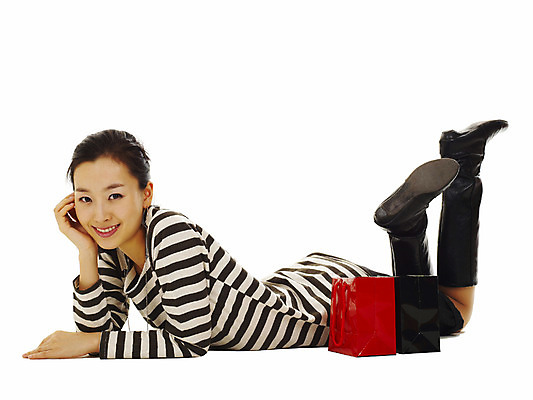 포토 JPG 스튜디오촬영 모델 라이프스타일 여자 엎드리기 포즈 실내 한명 미소 웃음 사람 동양인 손짓 상반신 20대 성인 캐주얼 쇼핑 쇼핑백 턱괴기 한국인 여자만 여자한명만 성인여자만 청년만 청년여자만 성인한명만 청년여자한명만 성인여자한명만 성인만 국내포토 1 옷 가방 모션 표정 인종 청년 내부 생활 파일형식