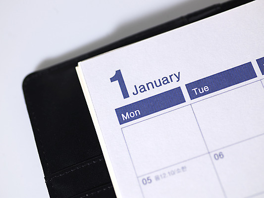 포토 JPG 스튜디오촬영 문자 기호 알파벳 영어 새해 실내 사람없음 단어 숫자 다이어리 사무용품 달력 오브젝트 1월 일정표 국내포토 문구용품 날짜 파일형식