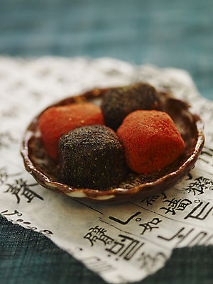 포토 JPG 스튜디오촬영 그릇 접시 명절 한식 음식 디저트 떡 한국 실내 근접촬영 사람없음 하이앵글 여러개 전통음식 오브젝트 경단 국내포토 전통 식기 기념일 아시아 뷰포인트 다수 파일형식