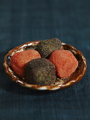 포토 JPG 스튜디오촬영 그릇 접시 명절 한식 음식 디저트 떡 한국 실내 근접촬영 사람없음 하이앵글 여러개 전통음식 오브젝트 경단 국내포토 전통 식기 기념일 아시아 뷰포인트 다수 파일형식