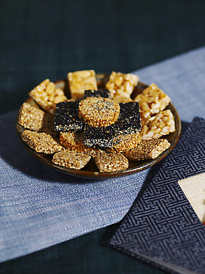 포토 JPG 스튜디오촬영 명절 한식 디저트 한국 실내 사람없음 하이앵글 전통무늬 과자 전통음식 연하장 오브젝트 땅콩 깨 한과 강정 신년카드 전통다과 국내포토 카드프레임 전통 기념일 아시아 음식 뷰포인트 무늬 식재료 카드_감사 프레임 내부 견과류 조미료 다과 파일형식