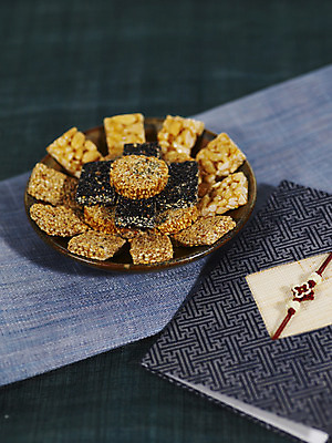 포토 JPG 스튜디오촬영 명절 한식 문구용품 디저트 한국 실내 사람없음 하이앵글 전통무늬 과자 전통음식 연하장 오브젝트 땅콩 깨 한과 강정 신년카드 전통다과 국내포토 카드프레임 전통 기념일 아시아 음식 뷰포인트 무늬 식재료 카드_감사 프레임 내부 견과류 조미료 다과 파일형식