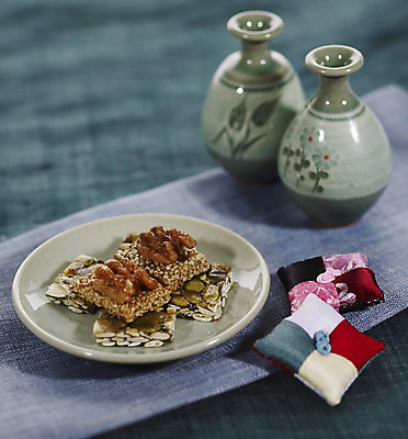 포토 JPG 스튜디오촬영 그릇 접시 명절 한식 음식 술병 디저트 한국 실내 사람없음 하이앵글 과자 전통음식 오브젝트 호두 깨 한과 호리병 강정 전통다과 국내포토 전통 식기 기념일 아시아 뷰포인트 식재료 병_용기 주류 내부 견과류 조미료 다과 파일형식