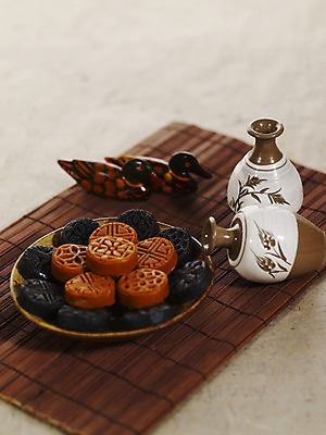 포토 JPG 스튜디오촬영 그릇 명절 한식 음식 조류 술병 디저트 한국 실내 사람없음 하이앵글 과자 전통음식 원앙 오브젝트 한과 호리병 다식 전통다과 국내포토 동물 전통 식기 기념일 아시아 뷰포인트 병_용기 주류 내부 다과 파일형식