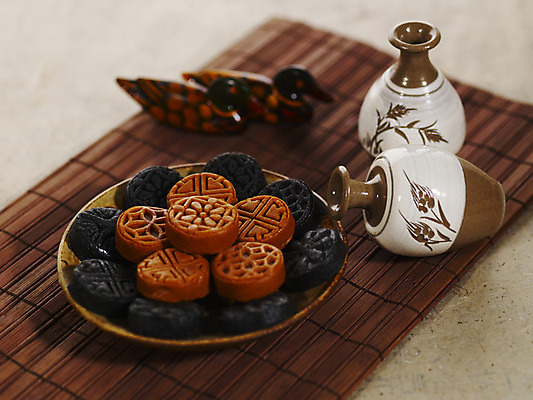 포토 JPG 스튜디오촬영 그릇 명절 한식 음식 조류 술병 디저트 한국 실내 사람없음 하이앵글 과자 전통음식 원앙 오브젝트 한과 호리병 다식 전통다과 국내포토 동물 전통 식기 기념일 아시아 뷰포인트 병_용기 주류 내부 다과 파일형식