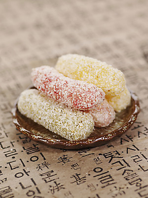 포토 JPG 스튜디오촬영 그릇 접시 명절 한식 음식 디저트 한국 실내 사람없음 하이앵글 과자 여러개 전통음식 오브젝트 한과 강정 오색한과 전통다과 국내포토 전통 식기 기념일 아시아 뷰포인트 다수 다과 파일형식