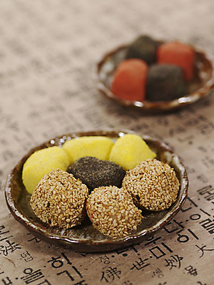 포토 JPG 스튜디오촬영 그릇 접시 명절 한식 음식 디저트 떡 한국 실내 사람없음 하이앵글 전통음식 오브젝트 경단 국내포토 전통 식기 기념일 아시아 뷰포인트 파일형식