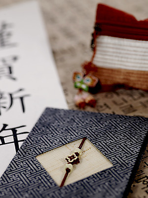 포토 JPG 스튜디오촬영 문자 전통 기호 문구용품 근하신년 새해 실내 사람없음 장식 단어 전통문양 새해인사 인사말 연하장 오브젝트 족자 덕담 신년카드 국내포토 카드프레임 문양 카드_감사 프레임 내부 인사 파일형식