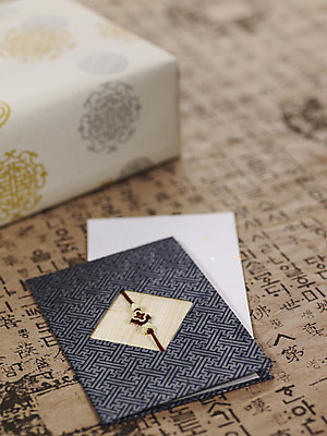 포토 JPG 스튜디오촬영 문자 전통 기호 명절 문구용품 봉투 새해 한국 실내 한글 사람없음 장식 선물상자 상자 설날 전통문양 연하장 오브젝트 새해선물 신년카드 설선물 국내포토 카드프레임 문양 기념일 아시아 카드_감사 프레임 선물 내부 파일형식 명절선물