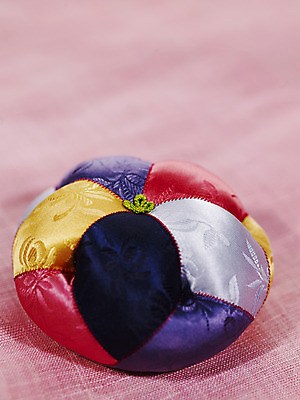 포토 JPG 스튜디오촬영 전통 전통문화 생활용품 새해 전통소품 한국 실내 사람없음 도구 바늘꽂이 오브젝트 민속 용구 국내포토 아시아 문화 꽂이 파일형식