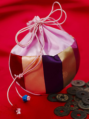 포토 전통 문화 돈 전통소품 실내 경제 동전 재산 주머니 오브젝트 파일형식 전통문화 새해 복주머니 민속 향주머니 금융 엽전 스튜디오촬영 잡화 JPG 사람없음 장신구 전통의상 한국전통 국내포토