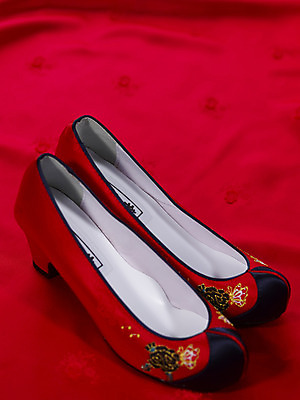 포토 JPG 스튜디오촬영 전통 잡화 명절 전통문화 신발 꽃무늬 새해 전통소품 한국 실내 사람없음 오브젝트 민속 꽃신 가죽신 켤레 국내포토 기념일 꽃 아시아 문화 무늬 파일형식