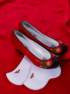 포토 전통 기념일 꽃 문화 신발 무늬 양말 전통소품 실내 오브젝트 파일형식 새해 전통문화 민속 꽃신 버선 명절 스튜디오촬영 켤레 꽃무늬 잡화 가죽신 JPG 사람없음 장신구 한국전통 전통의상 국내포토