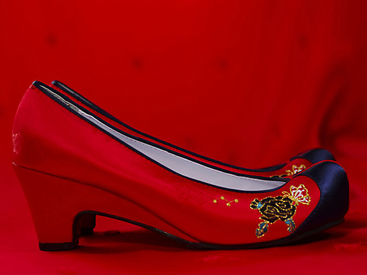 포토 JPG 스튜디오촬영 전통 잡화 명절 전통문화 신발 꽃무늬 새해 전통소품 한국 실내 사람없음 오브젝트 민속 꽃신 가죽신 켤레 국내포토 기념일 꽃 아시아 문화 무늬 파일형식