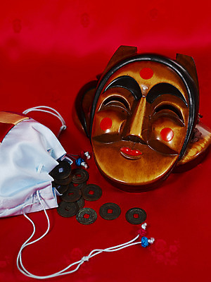 포토 JPG 스튜디오촬영 한국전통 전통 전통문화 돈 장신구 새해 복주머니 전통소품 실내 가면 사람없음 목재 금융 경제 동전 전통의상 오브젝트 탈 민속 향주머니 엽전 곤지 부네탈 연지 국내포토 나무 문화 재료 한국 내부 재산 주머니 파일형식