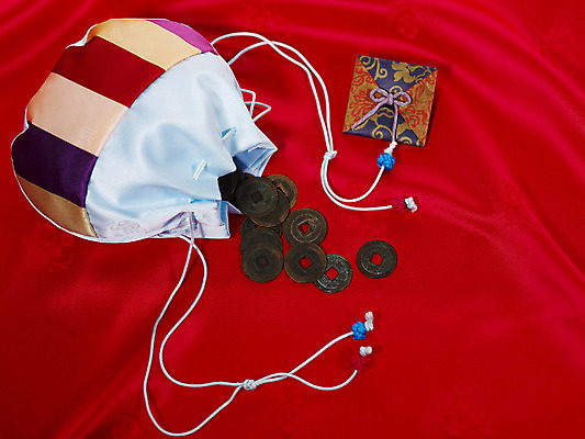 포토 전통 문화 돈 전통소품 실내 경제 동전 재산 주머니 오브젝트 파일형식 새해 전통문화 복주머니 향주머니 민속 금융 스튜디오촬영 한국전통 엽전 잡화 JPG 사람없음 장신구 전통의상 국내포토