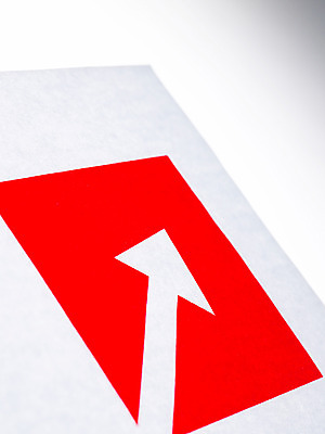 포토 JPG 스튜디오촬영 문자 기호 교육 화살표 상징 사람없음 빨간색 오브젝트 상승 오르기 점수 학점 상향 국내포토 컬러 컨셉 모션 실내 성적 파일형식