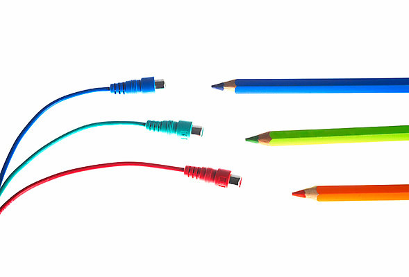 포토 JPG 스튜디오촬영 교육 커뮤니케이션 문구용품 색연필 누끼 사람없음 초록색 연두색 파란색 필기구 연필 주황색 전선 연결 오브젝트 케이블선 국내포토 컬러 학용품 실내 파일형식