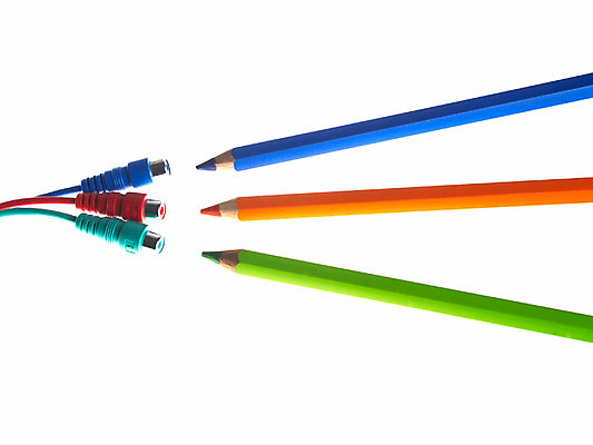 포토 JPG 스튜디오촬영 교육 커뮤니케이션 문구용품 색연필 누끼 사람없음 초록색 연두색 파란색 필기구 연필 주황색 전선 연결 오브젝트 케이블선 국내포토 컬러 학용품 실내 파일형식