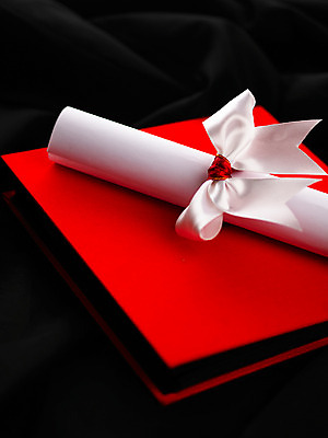 포토 JPG 스튜디오촬영 교육 졸업 이벤트 사람없음 빨간색 스쿨라이프 졸업장 앨범 오브젝트 졸업앨범 국내포토 라이프스타일 컬러 학교 실내 파일형식