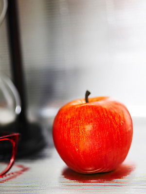 포토 식물 모래 뷰포인트 시계 과일 실내 파일형식 교육 음식 스튜디오촬영 오브젝트 열매 디저트 뉴턴 만유인력의법칙 생각 시간 모래시계 JPG 사람없음 근접촬영 국내포토 사과