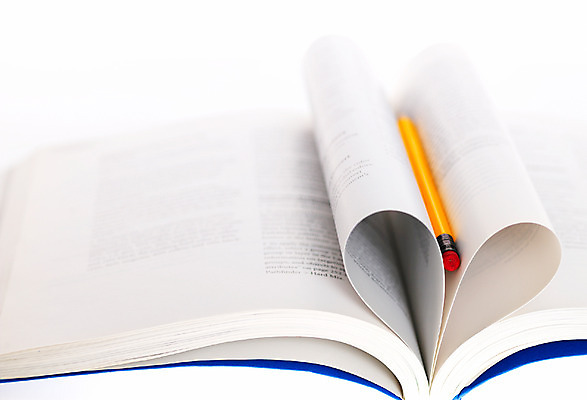 포토 JPG 스튜디오촬영 교육 문구용품 교재 사람없음 책 필기구 연필 하트 오브젝트 국내포토 모양 학용품 실내 파일형식