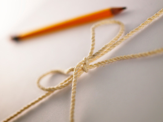 포토 JPG 스튜디오촬영 교육 리본 문구용품 근접촬영 사람없음 필기구 연필 오브젝트 매듭 노끈 국내포토 줄 뷰포인트 학용품 실내 파일형식