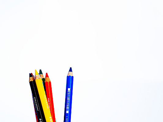 포토 JPG 스튜디오촬영 교육 문구용품 색연필 사람없음 초록색 파란색 컬러풀 필기구 연필 노란색 주황색 오브젝트 국내포토 컬러 학용품 실내 파일형식