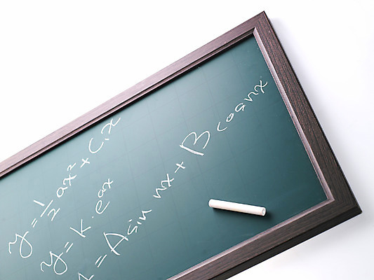 포토 JPG 스튜디오촬영 문자 기호 교육 학교 수업 프레임 사람없음 숫자 사각형 칠판 흰색 기록 수학 오브젝트 분필 문제 공식 수학공식 국내포토 도형 컬러 교과목 실내 초크 파일형식