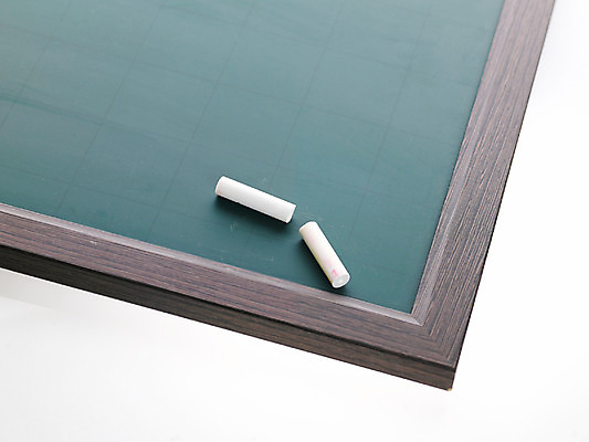 포토 JPG 스튜디오촬영 교육 학교 수업 프레임 사람없음 사각형 칠판 손상 흰색 오브젝트 분필 국내포토 도형 컬러 컨셉 실내 초크 파일형식