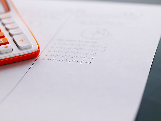 포토 문자 교육 문구용품 실내 장비 시험 파일형식 스튜디오촬영 오브젝트 한자 수학시험 문제 시험지 계산 수업 학교 학원 사무용품 계산기 JPG 사람없음 기호 국내포토