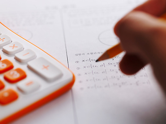 포토 문자 교육 모션 문구용품 학용품 실내 신체부위 필기구 장비 시험 파일형식 스튜디오촬영 오브젝트 수학시험 한자 문제 시험지 계산 손 손짓 연필 수업 학교 학원 사무용품 계산기 JPG 기호 국내포토