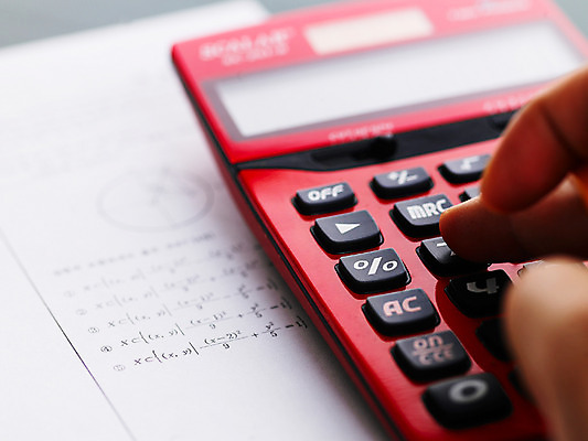 포토 교육 교과목 모션 문구용품 실내 신체부위 장비 시험 파일형식 스튜디오촬영 오브젝트 수학 수학시험 문제 계산 시험지 손짓 계산기 손 학교 학원 사무용품 JPG 국내포토