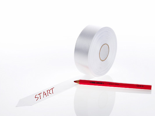 포토 JPG 스튜디오촬영 문자 기호 알파벳 영어 교육 리본 졸업 문구용품 색연필 새출발 사람없음 빨간색 단어 필기구 연필 오브젝트 시작 출발 국내포토 컬러 컨셉 학용품 새로움 실내 파일형식