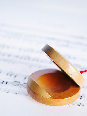 포토 JPG 스튜디오촬영 기호 교육 악기 음악 음표 수업 타악기 근접촬영 사람없음 목재 스쿨라이프 악보 즐거움 오브젝트 음악교육 캐스터네츠 국내포토 나무 문자 라이프스타일 감정 뷰포인트 재료 학교 문화예술 실내 파일형식