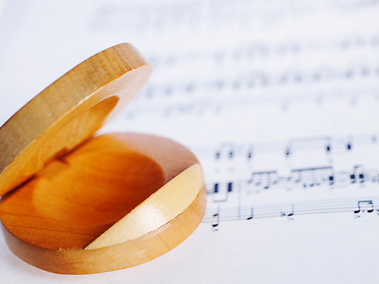 포토 JPG 스튜디오촬영 기호 교육 악기 음악 음표 수업 타악기 근접촬영 사람없음 목재 스쿨라이프 악보 즐거움 오브젝트 음악교육 캐스터네츠 국내포토 나무 문자 라이프스타일 감정 뷰포인트 재료 학교 문화예술 실내 파일형식