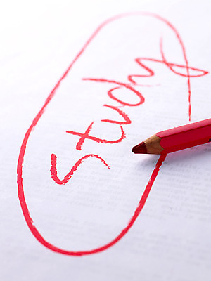 포토 JPG 스튜디오촬영 문자 기호 영어 교육 종이 문구용품 색연필 근접촬영 사람없음 빨간색 단어 스터디 필기구 연필 펜 오브젝트 열공 국내포토 뷰포인트 컬러 학용품 실내 학습 파일형식