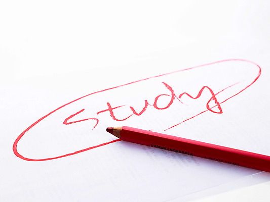 포토 JPG 스튜디오촬영 문자 영어 교육 종이 문구용품 색연필 근접촬영 사람없음 빨간색 단어 스터디 필기구 연필 펜 오브젝트 열공 국내포토 뷰포인트 컬러 학용품 실내 학습 파일형식