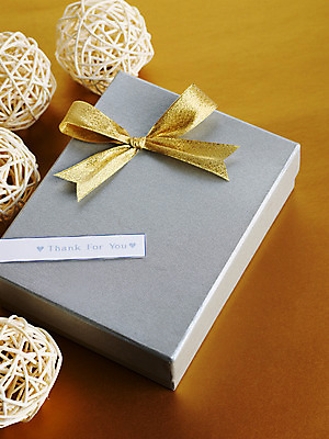 포토 JPG 스튜디오촬영 문자 기호 알파벳 영어 기념일 리본 포장 실내 선물포장 선물 이벤트 사람없음 장식 단어 선물상자 상자 라벨 오브젝트 감사 포장소품 국내포토 감정 프레임 포장재료 파일형식