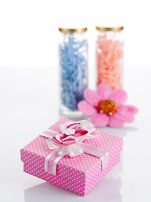 포토 JPG 스튜디오촬영 기념일 꽃 리본 포장 유리병 실내 선물포장 선물 이벤트 사람없음 장식 선물상자 상자 끈 병 오브젝트 포장소품 국내포토 식물 식기 병_용기 내부 포장재료 파일형식