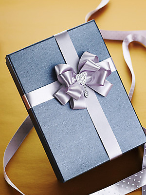 포토 JPG 스튜디오촬영 기념일 리본 포장 실내 선물포장 선물 이벤트 사람없음 장식 선물상자 상자 끈 오브젝트 포장소품 국내포토 포장재료 파일형식