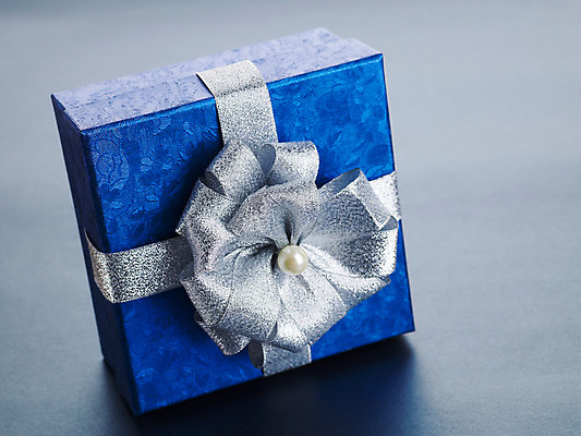 포토 JPG 스튜디오촬영 기념일 리본 포장 실내 선물포장 선물 이벤트 사람없음 장식 선물상자 상자 끈 구슬 오브젝트 포장소품 국내포토 포장재료 파일형식