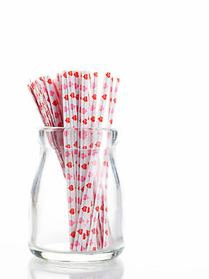 포토 JPG 스튜디오촬영 기념일 생활용품 포장 유리병 실내 선물포장 선물 사랑 누끼 이벤트 사람없음 장식 하트 병 오브젝트 철끈 포장소품 국내포토 모양 식기 감정 병_용기 내부 끈 포장재료 파일형식