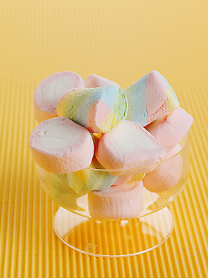 포토 JPG 스튜디오촬영 기념일 음식 백그라운드 유리병 디저트 잔 실내 발렌타인데이 선물 이벤트 근접촬영 사람없음 장식 오브젝트 마시멜로우 국내포토 식기 뷰포인트 데이이벤트 병_용기 내부 파일형식