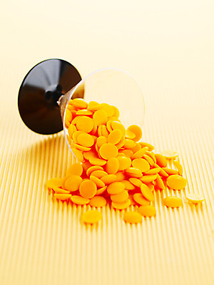 포토 JPG 스튜디오촬영 기념일 음식 백그라운드 디저트 잔 실내 발렌타인데이 이벤트 근접촬영 사람없음 장식 초콜릿 오브젝트 칵테일잔 쏟아짐 국내포토 식기 뷰포인트 술잔 모션 데이이벤트 파일형식