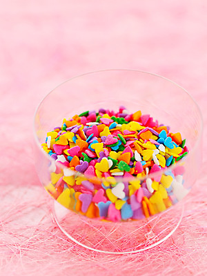 포토 JPG 스튜디오촬영 기념일 별 음식 백그라운드 화이트데이 유리병 디저트 잔 실내 발렌타인데이 사탕 선물 이벤트 사람없음 장식 컬러풀 초콜릿 하트 오브젝트 국내포토 자연요소 모양 식기 컬러 데이이벤트 병_용기 내부 파일형식