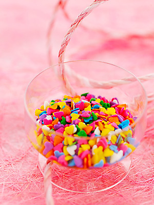 포토 JPG 스튜디오촬영 기념일 별 음식 백그라운드 화이트데이 유리병 디저트 잔 실내 발렌타인데이 사탕 선물 이벤트 사람없음 장식 컬러풀 초콜릿 하트 끈 오브젝트 국내포토 자연요소 모양 식기 컬러 데이이벤트 병_용기 내부 파일형식