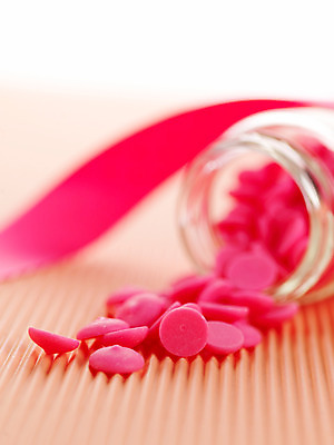 포토 JPG 스튜디오촬영 기념일 리본 음식 분홍색 백그라운드 유리병 디저트 실내 발렌타인데이 이벤트 근접촬영 사람없음 장식 초콜릿 끈 오브젝트 쏟아짐 국내포토 뷰포인트 컬러 모션 데이이벤트 병_용기 내부 파일형식