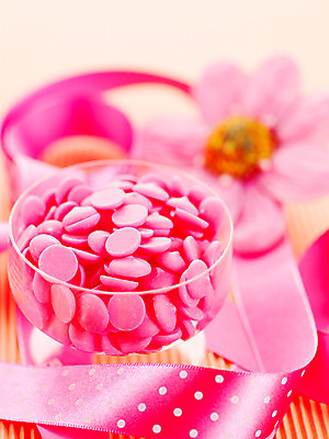 포토 JPG 스튜디오촬영 기념일 꽃 리본 음식 분홍색 백그라운드 유리병 디저트 잔 실내 발렌타인데이 이벤트 근접촬영 사람없음 장식 초콜릿 끈 오브젝트 국내포토 식물 식기 뷰포인트 컬러 데이이벤트 병_용기 내부 파일형식