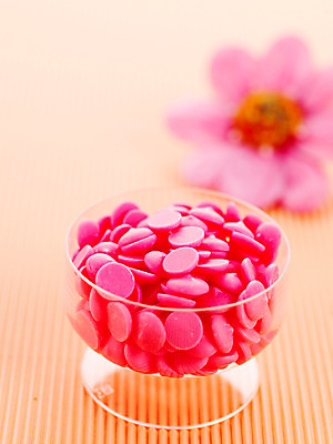 포토 JPG 스튜디오촬영 기념일 꽃 음식 분홍색 백그라운드 유리병 디저트 잔 실내 발렌타인데이 이벤트 근접촬영 사람없음 장식 초콜릿 오브젝트 국내포토 식물 식기 뷰포인트 컬러 데이이벤트 병_용기 내부 파일형식